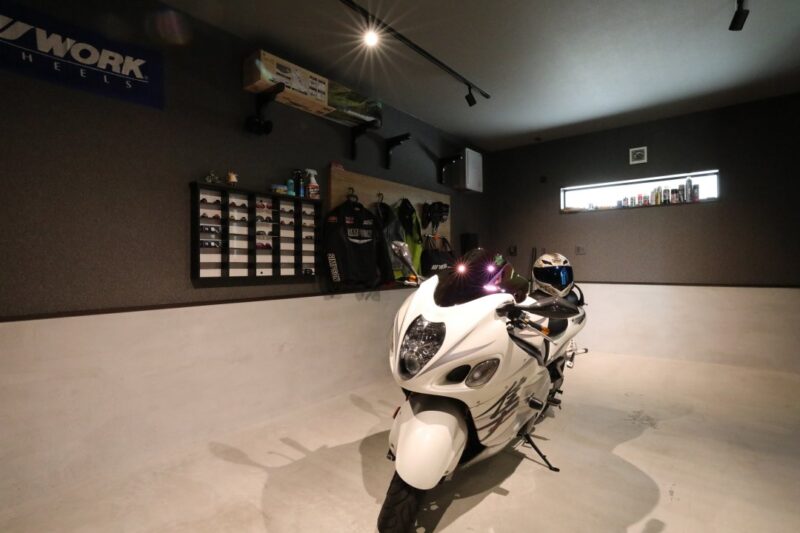 インナーガレージのある子育て家族の住まいの施工例。インナーガレージに停まるバイクの画像