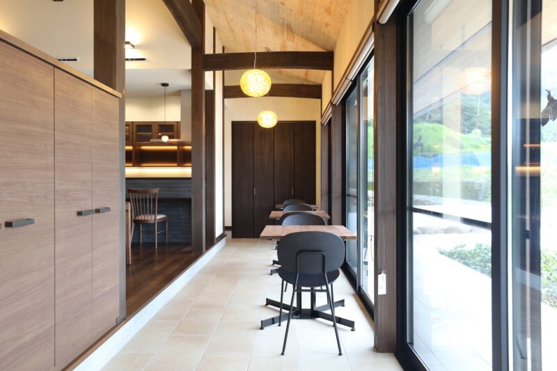 カフェスタイルの週末住宅の施工例紹介ページ。土間エリア画像