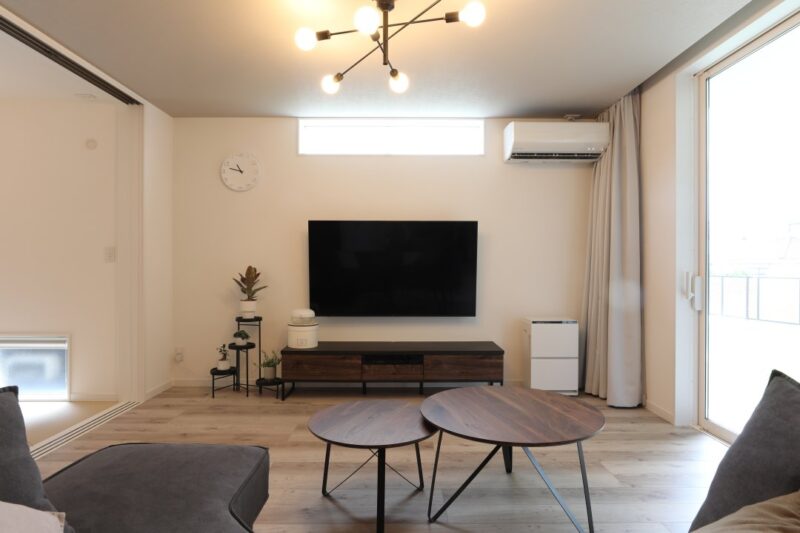 ゆったりと寛げるLDKのある広々とした平屋の施工例ページ。リビング画像