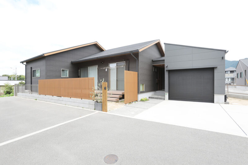 広々とした収納のある平屋の家の施工例紹介ページ。外観画像