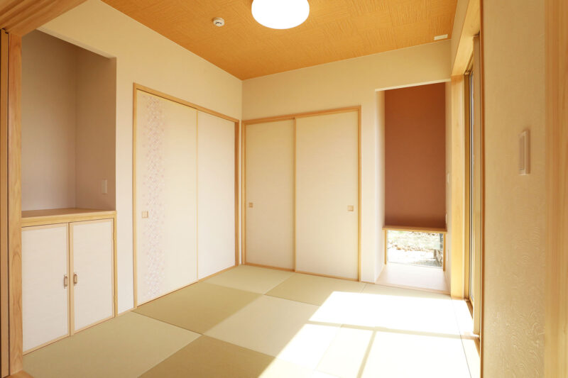 広々とした収納のある平屋の家の施工例紹介ページ。日当たりの良い和室画像