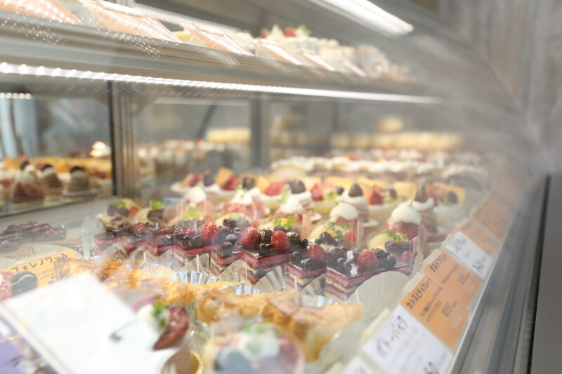 「町のケーキ屋さん」les 5 sens (レサンク)様の施工例紹介ページ。ショーケース画像