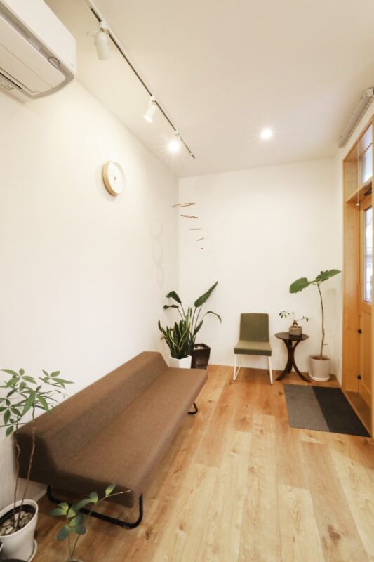 hair & spa h(アッシュ)様の施工例紹介ページ。待合いスペースの画像