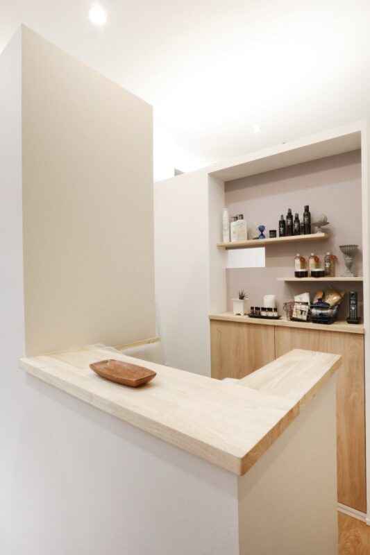 hair & spa h(アッシュ)様の施工例紹介ページ。受付の画像