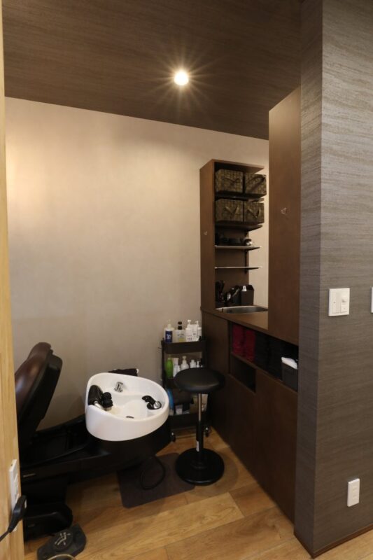 hair & spa h(アッシュ)様の施工例紹介ページ。シャンプー台の画像