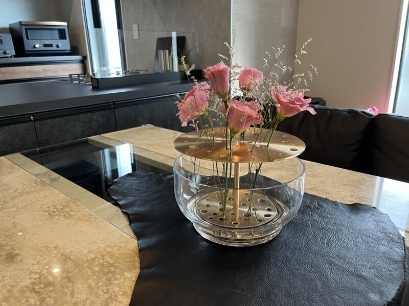 ホテルライクのお家の施工例ページ。ダイニングテーブル上のお花画像