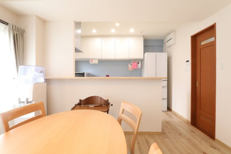 マンションリフォームの施工例紹介ページ。ダイニングからキッチン方向の画像