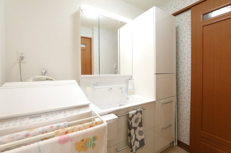 マンションリフォームの施工例紹介ページ。新しい洗面化粧台画像