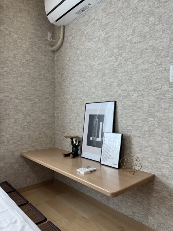 リノベーションのお宅の施工例。寝室のベッドサイド棚画像