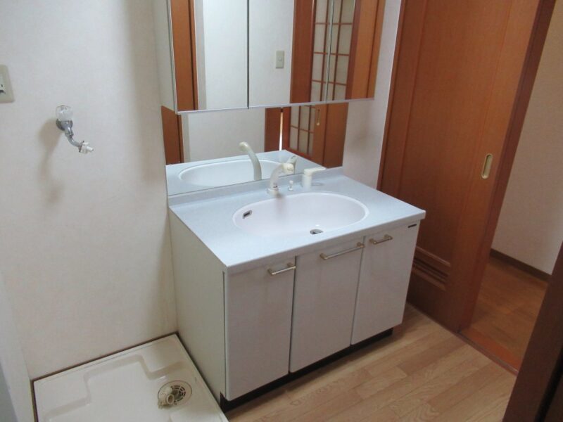 マンションリフォームの施工例紹介ページ。リノベーション前の洗面化粧台画像