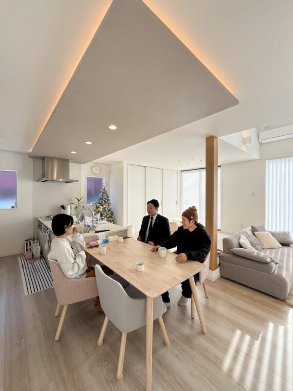 星が綺麗に見える家の施工例紹介ページ。ダイニングで談笑の画像