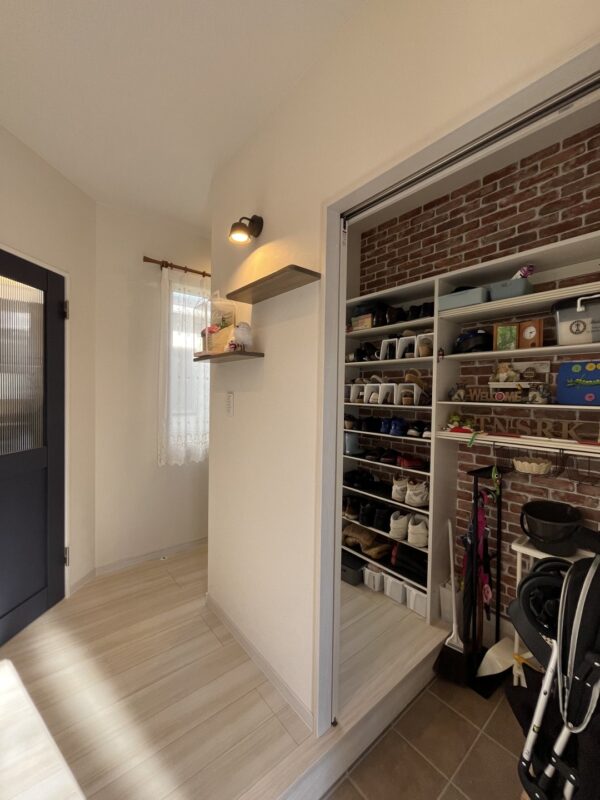 中庭のある平屋 施工例紹介ページ。玄関ホール、シューズクローク画像