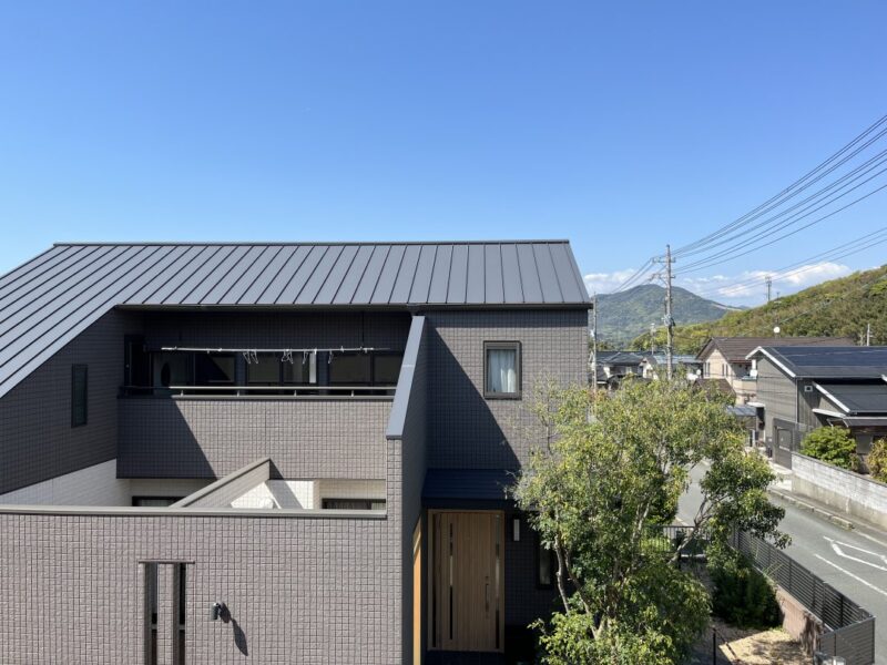 「大きなリビングに中庭まで合わせて一つの部屋と考えました。」施工例紹介ページ。　隣地から撮った中庭画像