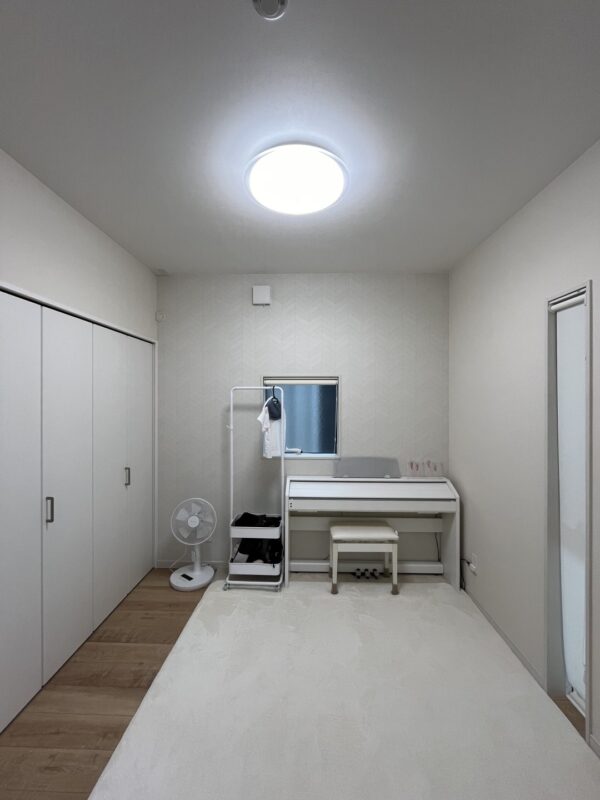 「友人からの紹介でした。動線のとても良い家になりました！」施工例紹介ページ。LDK隣接の洋室画像