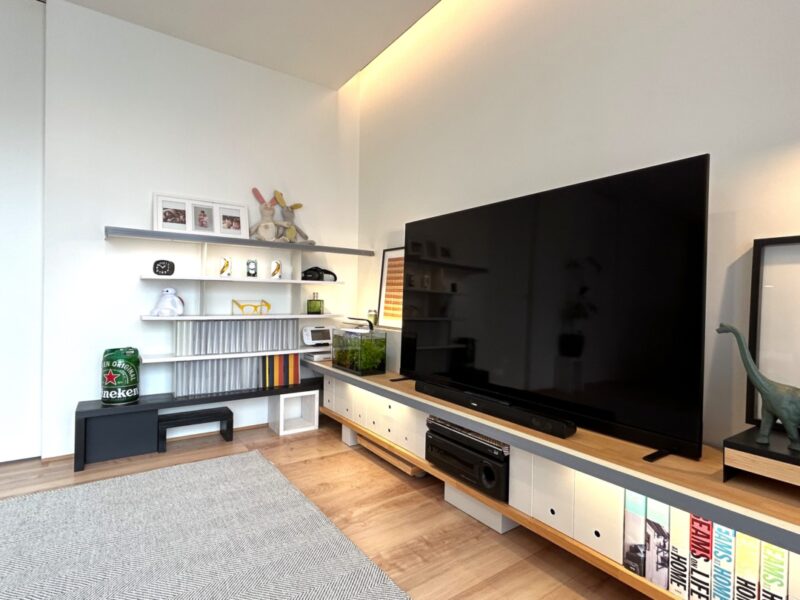 デザインにこだわったミニマムモダンの平屋の内観写真。ご主人様自作のテレビ棚と その横の飾り棚。