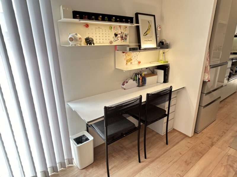デザインにこだわったミニマムモダンの平屋の内観写真。LDKのスタデイカウンター　間接照明の飾り棚もご主人様のDIYです