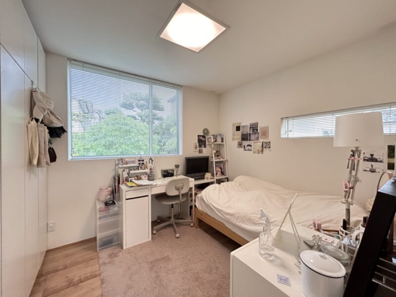 デザインにこだわったミニマムモダンの平屋の内観写真。子供部屋
