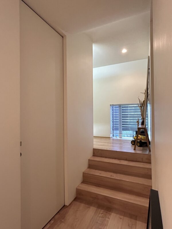 デザインにこだわったミニマムモダンの平屋の内観写真。廊下から玄関ホール方面