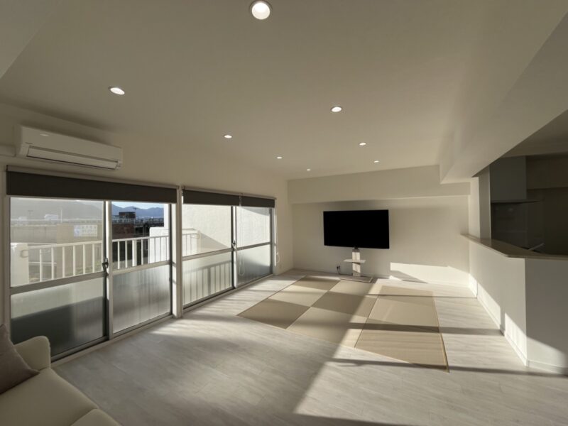 マンションリノベーションの施工例紹介ページ。続き間の和室をリビングにした画像。
