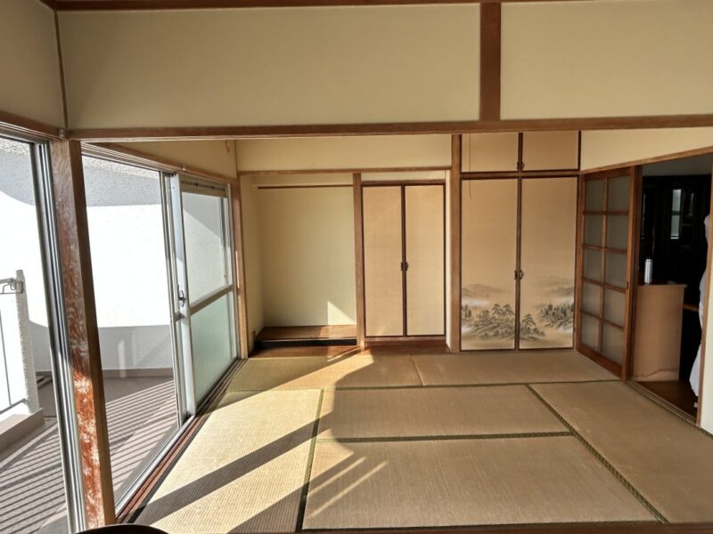 マンションリノベーションの紹介ページ。　施工前の仏間画像