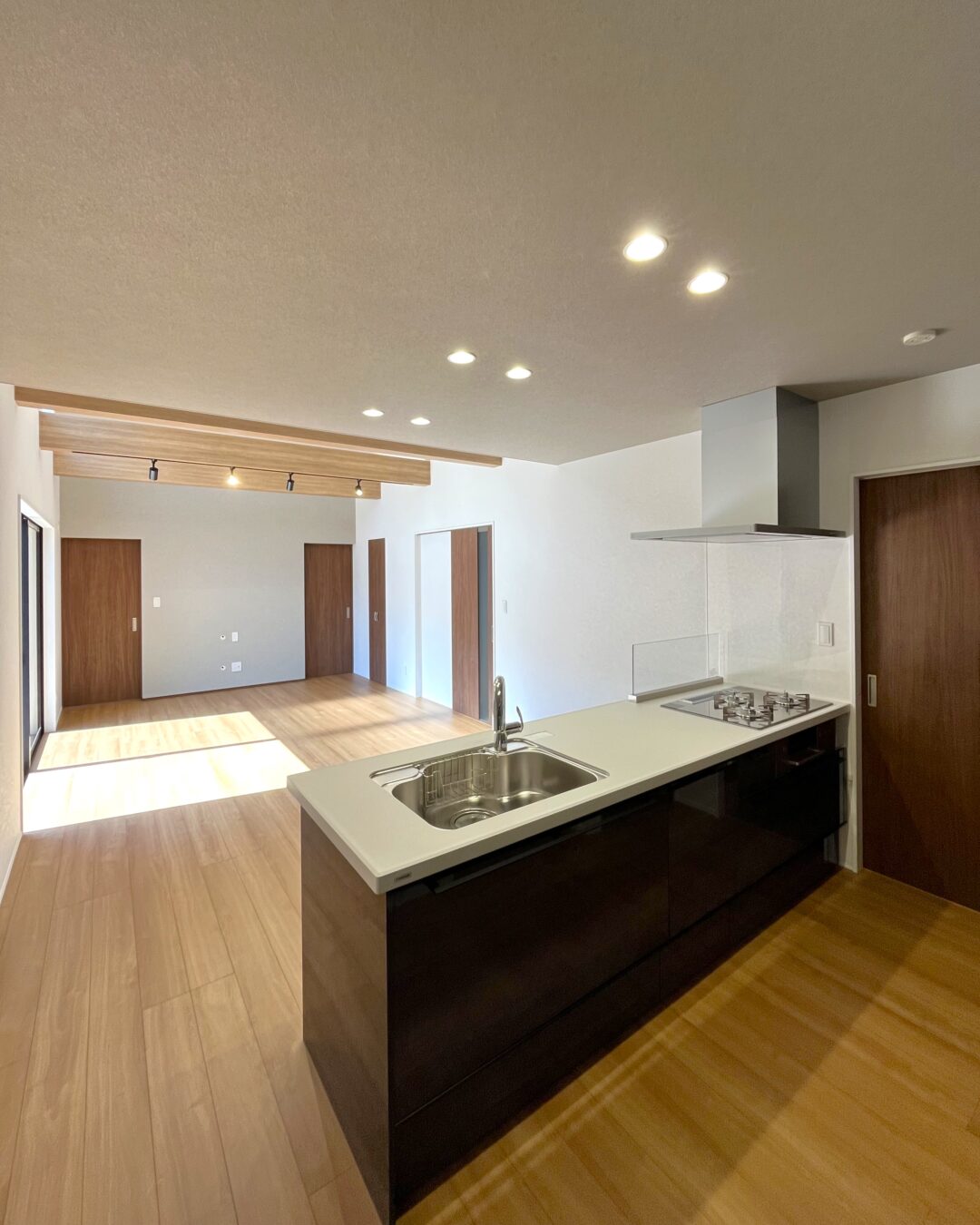 綾羅木南町1号平屋紹介ページ　キッチンからリビングを眺める画像