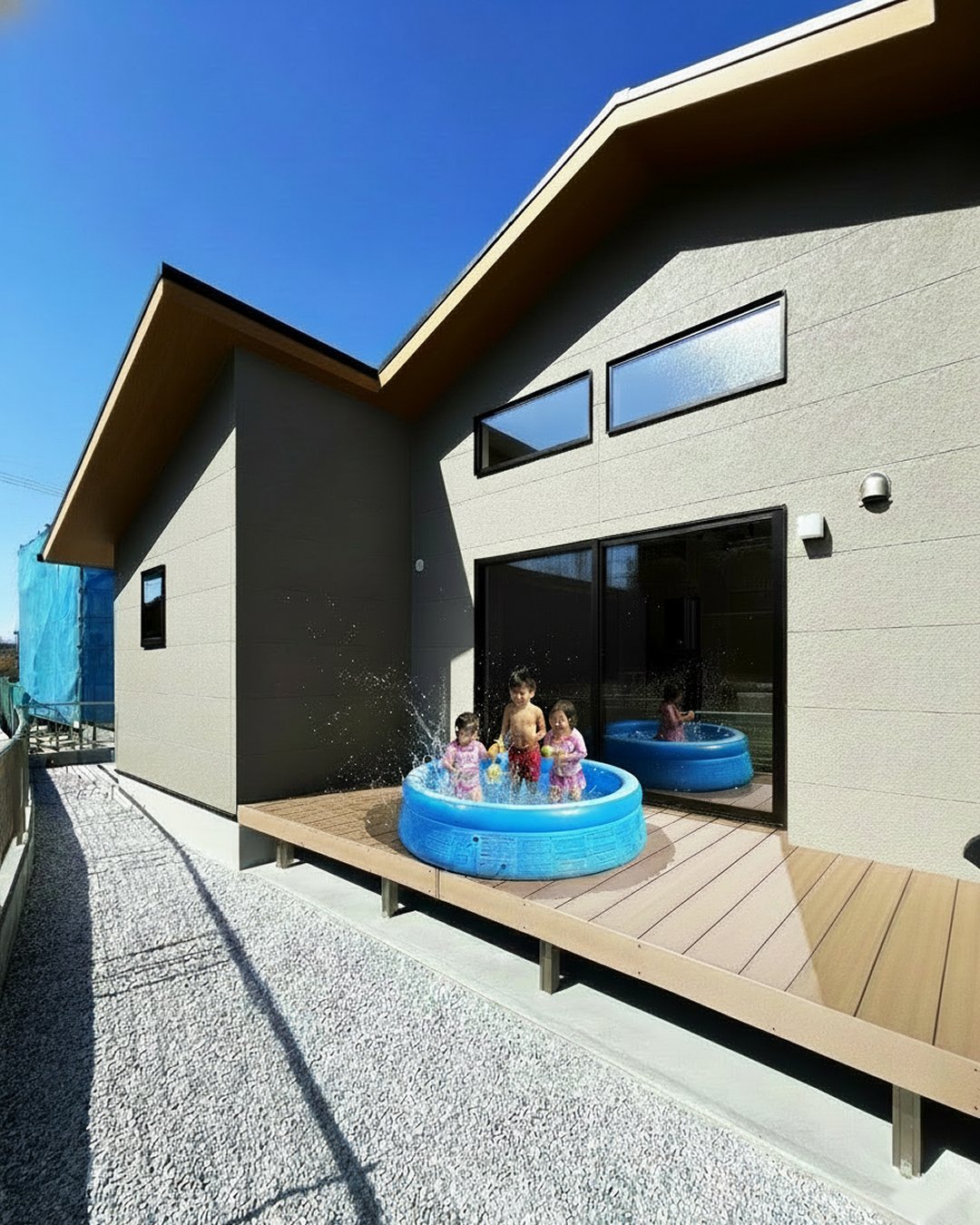 綾羅木南町1号平屋紹介ページ　ウッドデッキAI生成画像