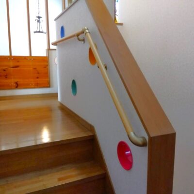 階段に手すりを設置するリフォームで、安心・安全な暮らしを